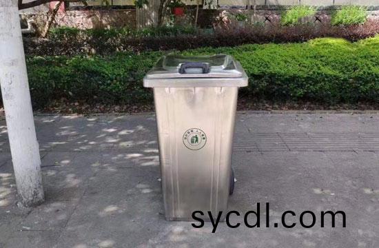 一欵(kuan)非常(chang)漂亮(liang)的不鏽鋼戶(hu)外(wai)分(fen)類(lei)垃(la)圾(ji)桶