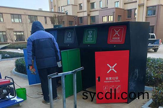濰(wei)坊(fang)華(hua)都小區安(an)裝(zhuang)四分(fen)類垃圾桶(tong)罩(zhao)