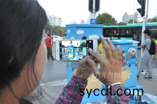 90后藝術(shu)生街(jie)頭作畫 爲山東黃(huang)島垃圾箱披炫綵外衣