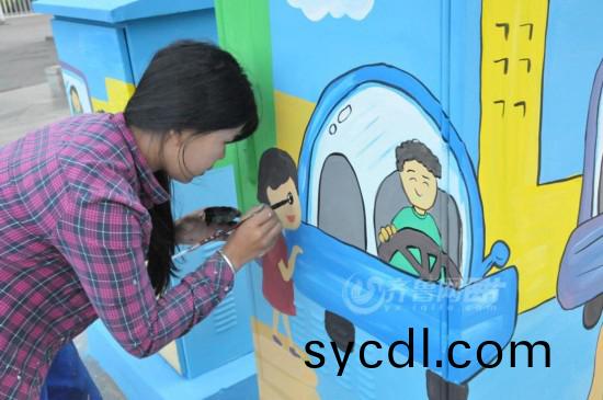 90后藝術生街頭作(zuo)畫 爲山東黃島垃圾箱披(pi)炫綵(cai)外衣