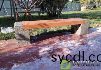 一欵漂亮的石(shi)骽公園座(zuo)椅